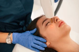 Dermatologista usando laser para melhorar pele de mulher em uma clínica 