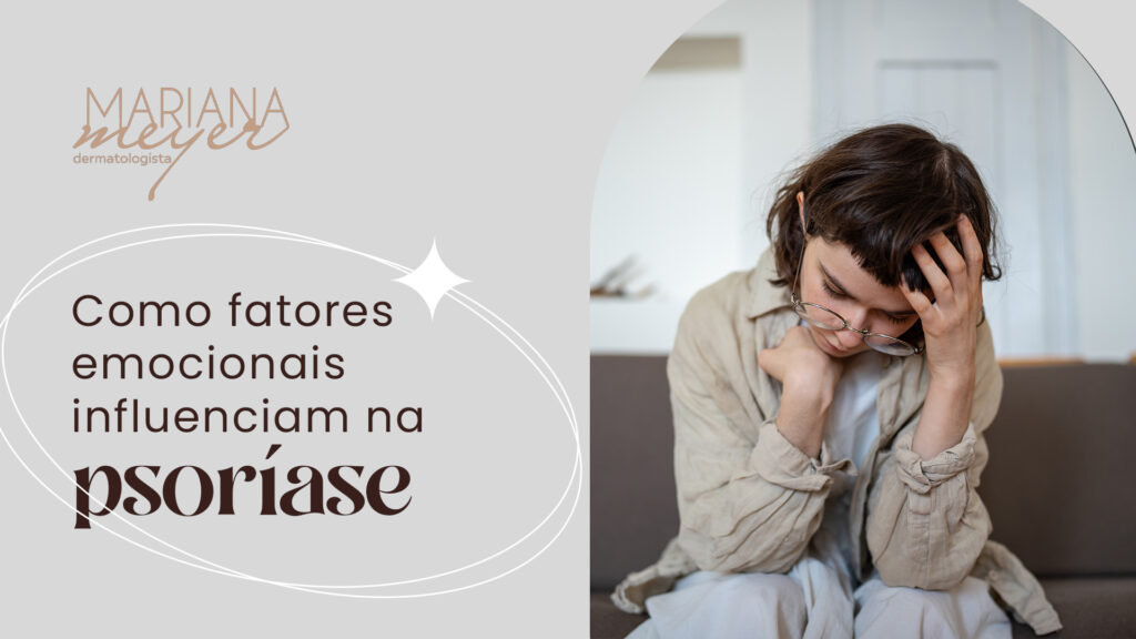 Mulher triste e angustiada sentada em um sofá, com o seguinte texto ao lado: Como fatores emocionais influenciam na psoríase