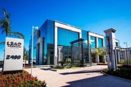 Foto do lado de fora do prédio empresarial onde fica a clínica de dermatologia da Dra. Mariana Meyer